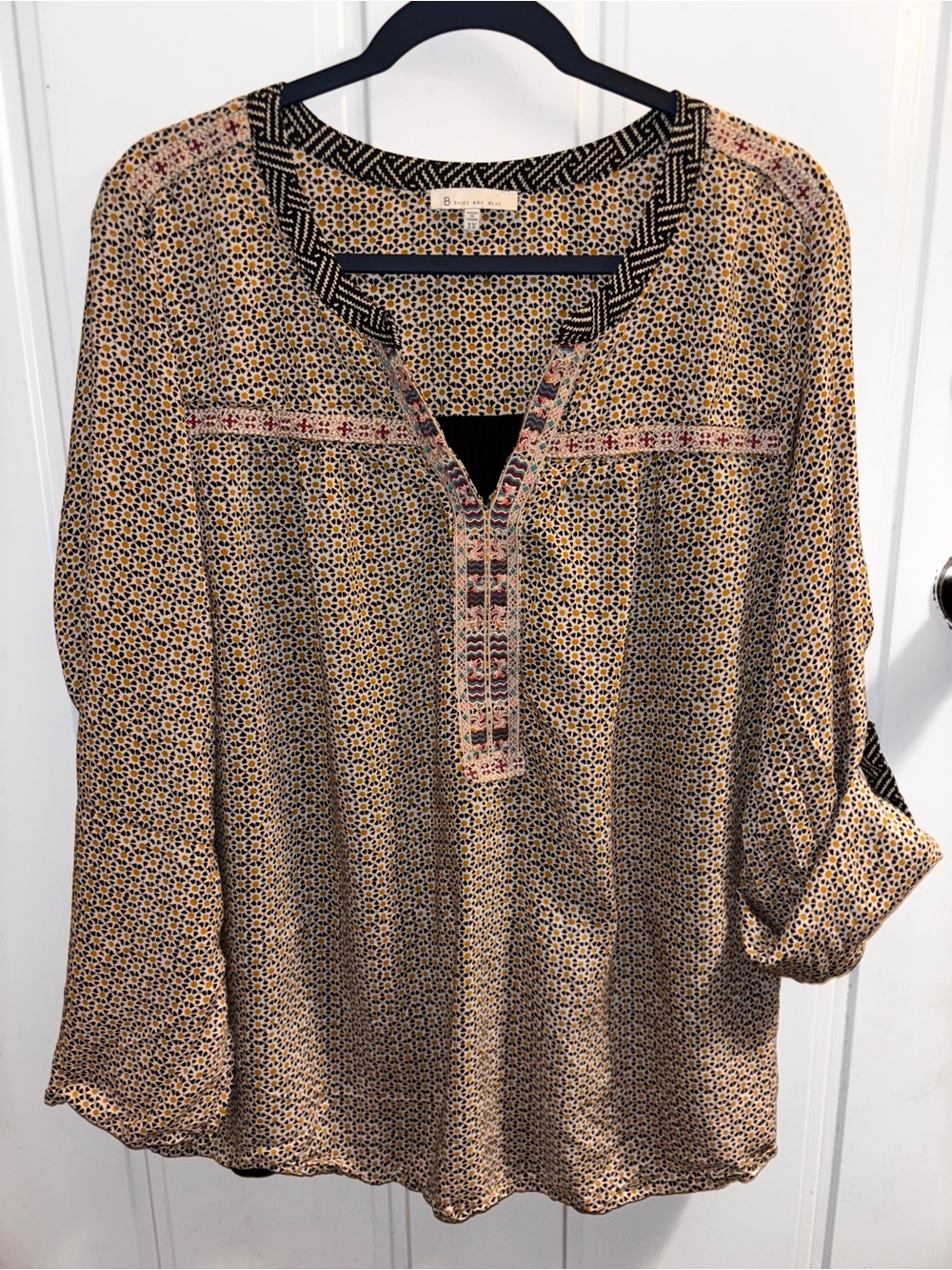 Skies Are Blue 1x Beige Printed Split-Neck Tunic w/Black Trim & Roll tab Sleeve